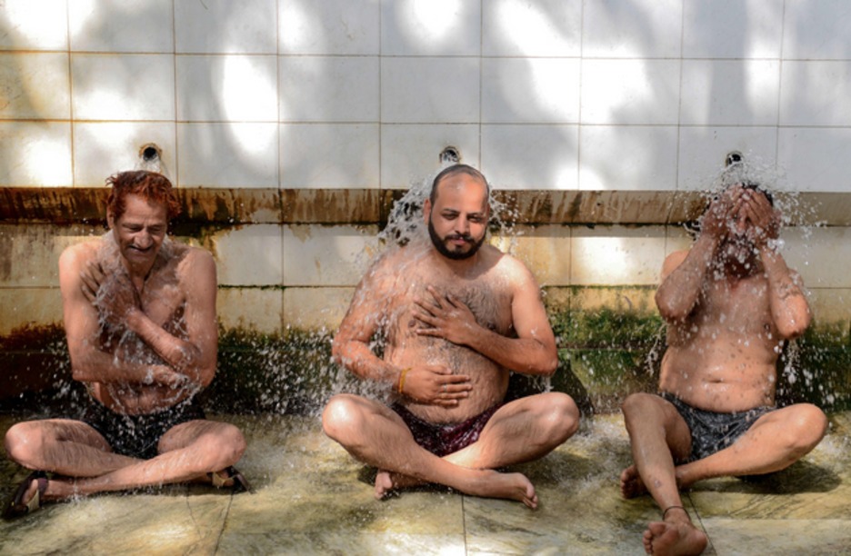 Hombres en un baño público. (Narinder NANU /AFP)