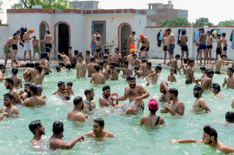 Una piscina llena de hombres. (Narinder NANU /AFP)