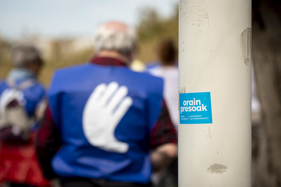 Le symbole des artisans de la paix, une main blanche sur un fond bleu. © Guillaume Fauveau