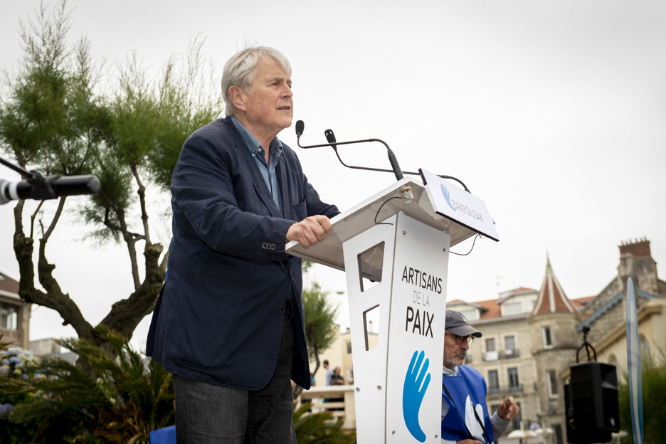 Michel Veunac, maire de Biarritz, a pris la parole devant le Casino. © Guillaume Fauveau