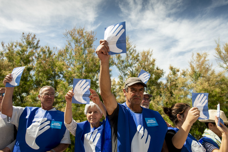 Tous les manifestants ont brandi le symbole de la paix à la fin de la manifestation. © Guillaume Fauveau