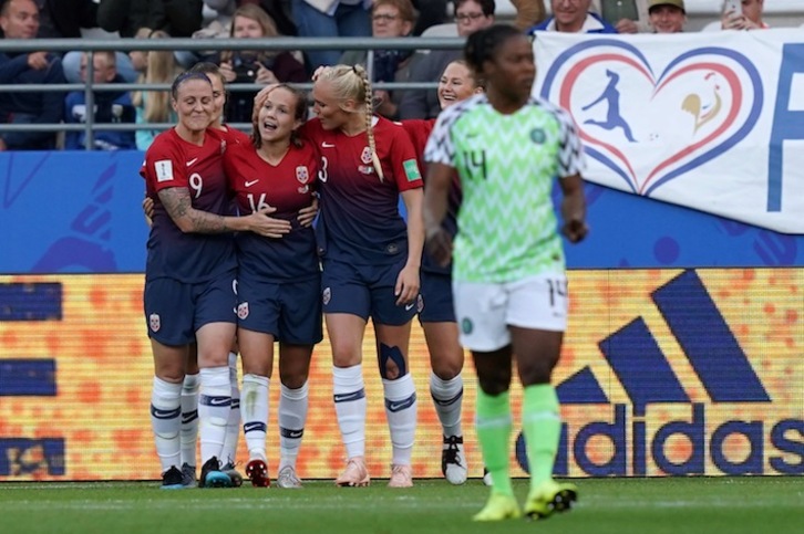 Las noruegas felicitan a Guro Reiten por el 1-0. Lionel BONAVENTURE/AFP