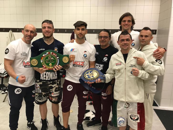 Gago y Lejarraga posan con los nuevos cinturones. (@MGZ_promotions)