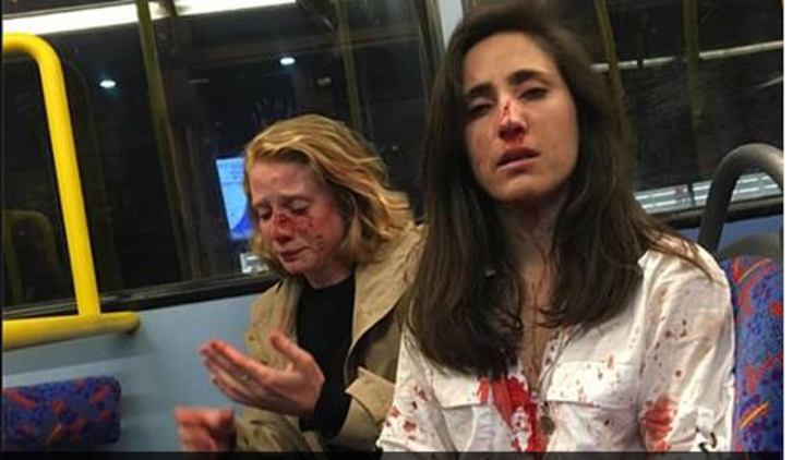 La imagen de la pareja agredida en el autobús de Londres (Melania GEYMONAT TWITTER) 