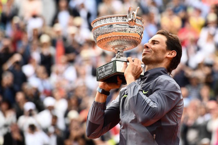 Nadal, abrazado a su duodécima Copa. (Martin BUREAU/AFP)