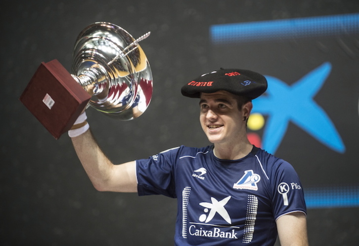 Iker Irribarria, txapela buruan eta kopa eskuan. (Marisol RAMIREZ/FOKU)