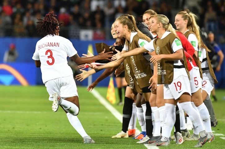 Buchanan saluda a sus compañeras del banquillo tras marcar el 1-0. Pascal GUYOT/AFP PHOTO