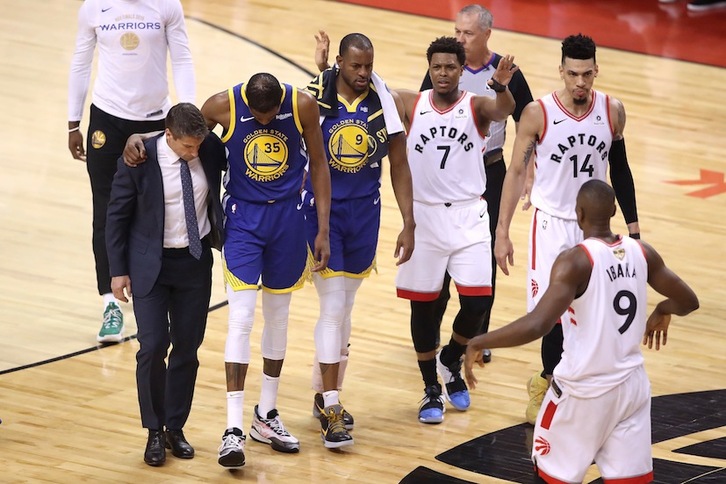 Arropado por sus compañeros y consolado por los rivales, Kevin Durant ha terminado las Finales de la NBA antes de hora, lesionado. (CLAUS ANDERSEN / AFP PHOTO)