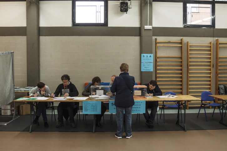 Votación en un colegio electoral de Durango, el pasado 26 de mayo. (Aritz LOIOLA / FOKU)