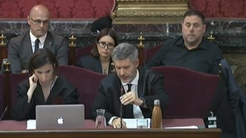 El abogado Andreu Van den Eynde, con Junqueras y Romeva a sus espaldas. (NAIZ)