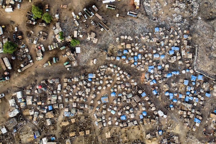  Vista aérea de un campo de desplazados en el centro de Mali. (Michele CATTANI/AFP) 