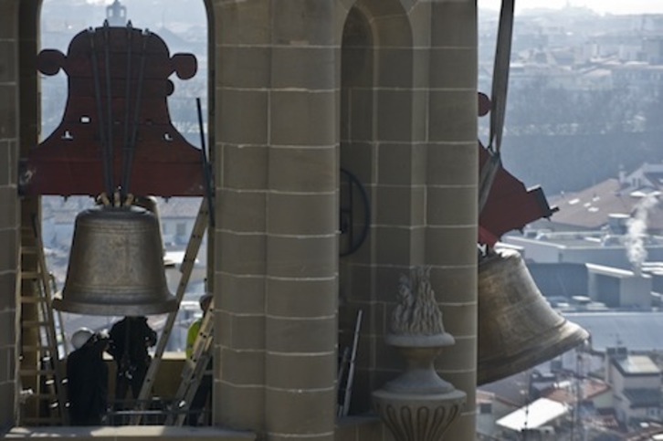 Colocación de las campanas de la catedral de Iruñea tras su restauración en 2011. (Lander F.ARROYABE/FOKU y Fotografías cedidas por Jokin ELARRE)
