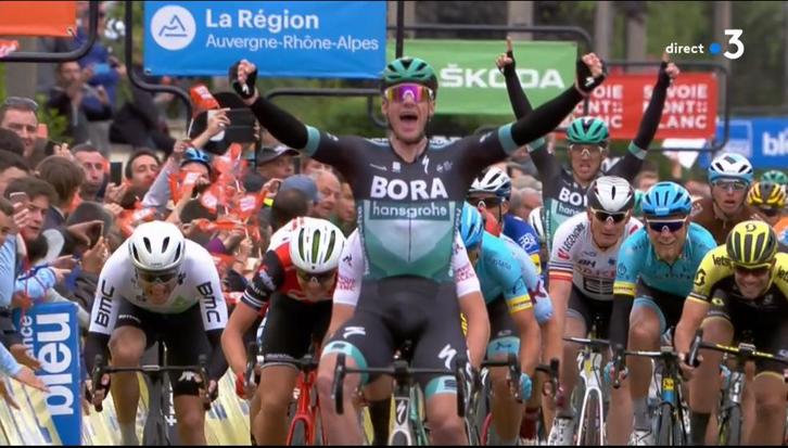 Sam Bennett y, más lejos, Shane Archbold (Bora) alzan los brazos por el triunfo del irlandés. (CRITERIUM DAUPHINÉ)