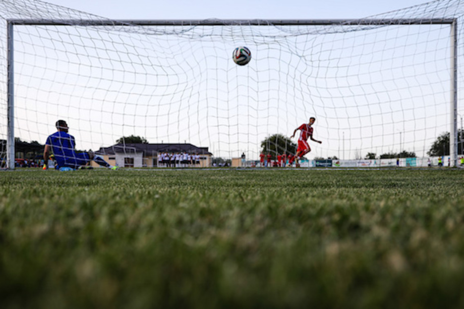 Gol de Cameria en la tanda de penaltis contra Abjasia. (Juan TEIXEIRA)