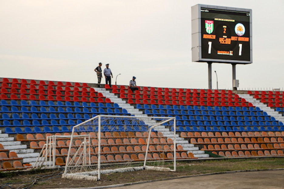 Policías en el estadio de Stepanakert durante el partido de semifinales entre Armenia Occidental y Abjasia. (Juan TEIXEIRA)
