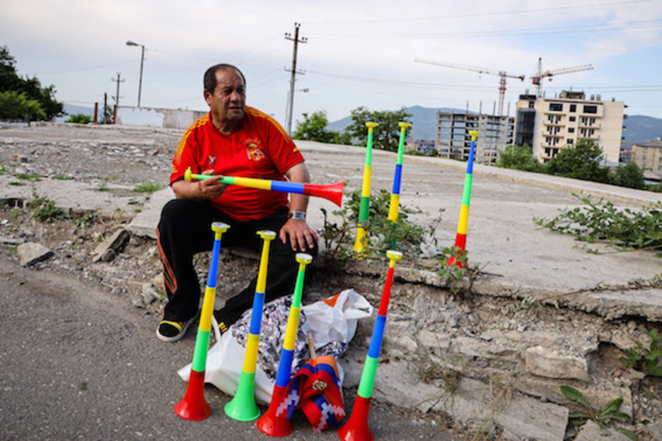 Comerciante local vendiendo bubuzelas antes de la final. (Juan TEIXEIRA)