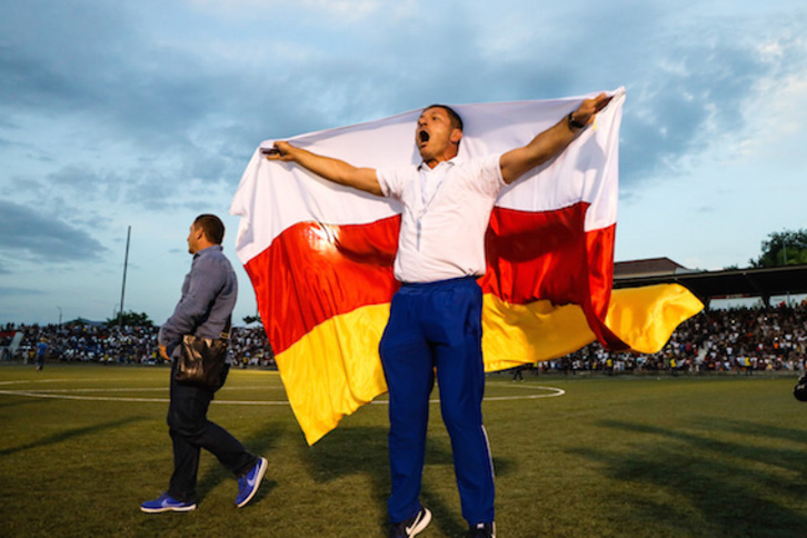 Un miembro del cuerpo técnico de la selección de Osetia del Sur celebra la victoria en la Copa de Europa de la ConIFA en 2019. (Juan TEIXEIRA)