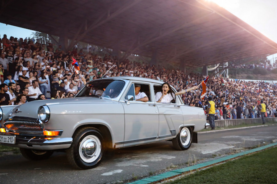 Desfile de coches antiguos tras la final del torneo. (Juan TEIXEIRA)