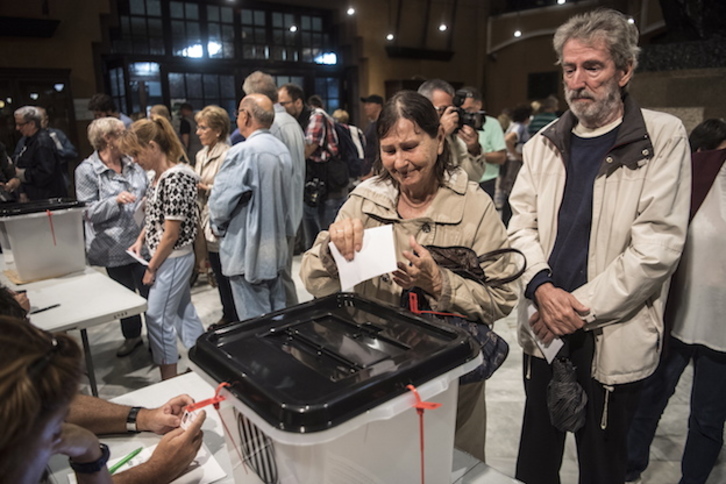Personas votando en el referéndum del 1-O. (Jagoba MANTEROLA / FOKU)