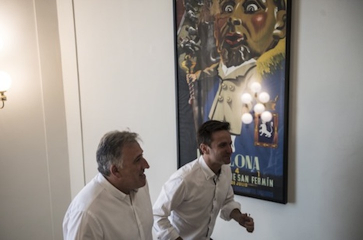 Asiron y José Andrés Palacios, presidente de La Pamplonesa, que lanzará el Txupinazo de este año. (Jagoba MANTEROLA/FOKU)