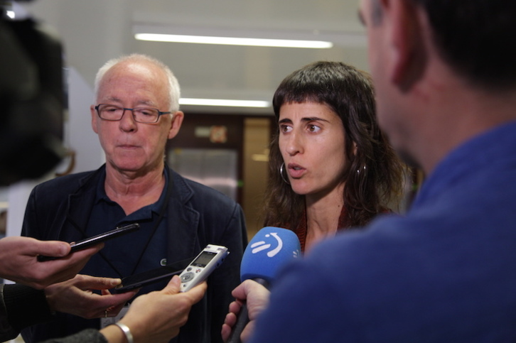 Joseba Azkarraga y Oihana Mujika atienden a los medios en los pasillos del Parlamento de Gasteiz. (Endika PORTILLO/FOKU)
