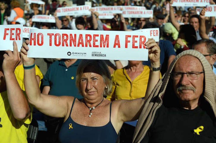 Concentración en Barcelona para seguir la última sesión del juicio, bajo el lema «Lo volveremos a hacer». (Lluís GENÉ/AFP)
