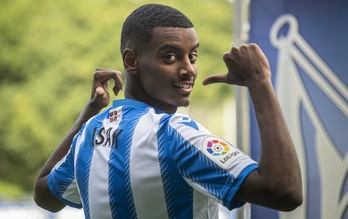 Isak posa con su nueva camiseta (Jon URBE / FOKU)