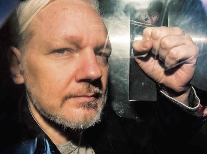 Julian Assange fue detenido el 11 de abril de 2019 en la Embajada ecuatoriana de Londres tras serle retirado el asilo. (Daniel LEAL-OLIVAS/AFP)