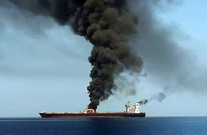 Uno de los petroleros arde tras las explosiones. (HO/IRIB TV/AFP) 