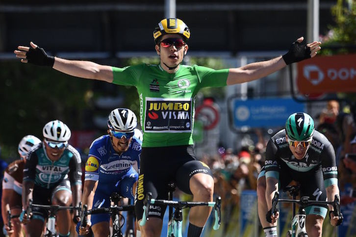 Van Aert va de celebración en celebración. (Anne Christine POUJOULAT/AFP)