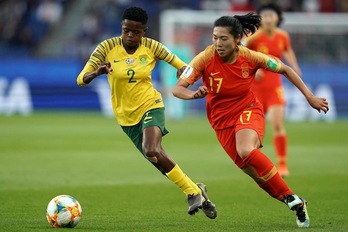 Ramalepe y Gu corren tras el balón. Lionel BONAVENTURE/AFP PHOTO