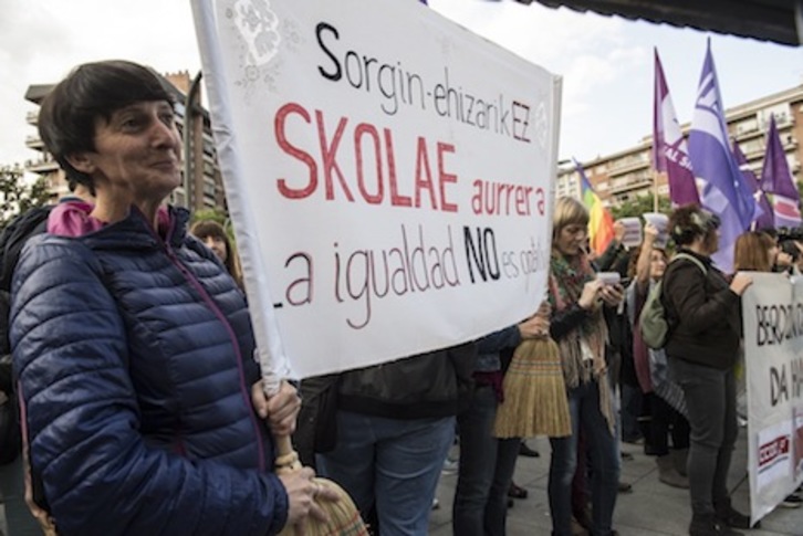 Imagen de la concentración sindical en apoyo a los redactores y tutores de Skolae. (Jagoba MANTEROLA/FOKU)