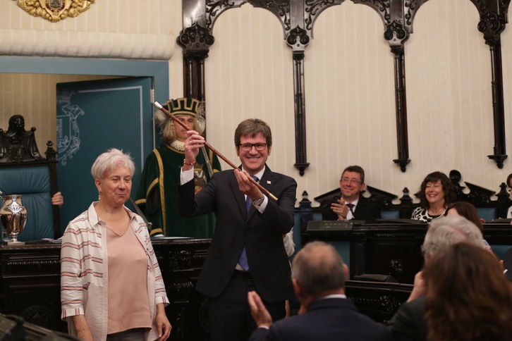 Gorka Urtaran recibe la makila de alcalde. (Endika PORTILLO/FOKU)