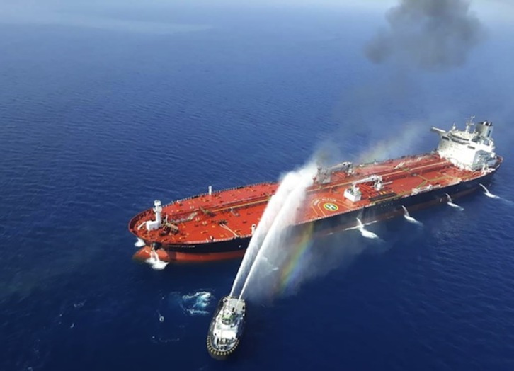 Foyo proporcionada por la agencia iraní Tasnim que muestra a un barco iraní ayudando a controlar el incendio en uno de los petroleros atacados. (TASNIM NEWS / AFP)