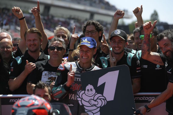Quartararo celebra su pole con todo el equipo. (Lluis GENÉ/AFP)