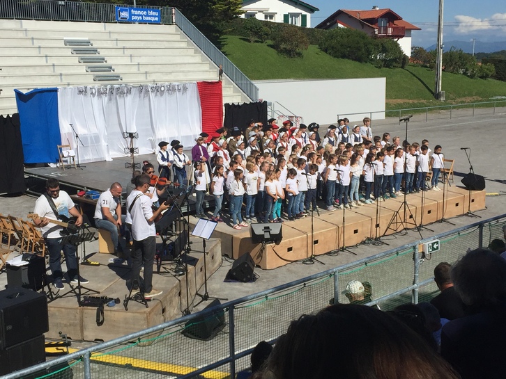 Bidarteko plazan 131 haurrek antzeztu dute. Idoia ERASO