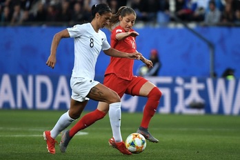 Canadá ha ganado con superioridad. En la imagen, Erceg conduce el balón perseguida por Beckie. Jean Pierre CLATOT/AFP PHOTO