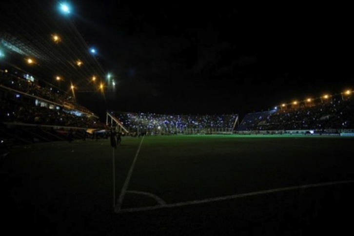 El estadio Pedro Bidegain de Buenos Aires, a oscuras. (AFP)