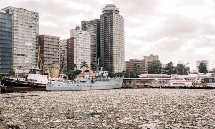 El puerto de Durban, un mar de plástico. (AFP)