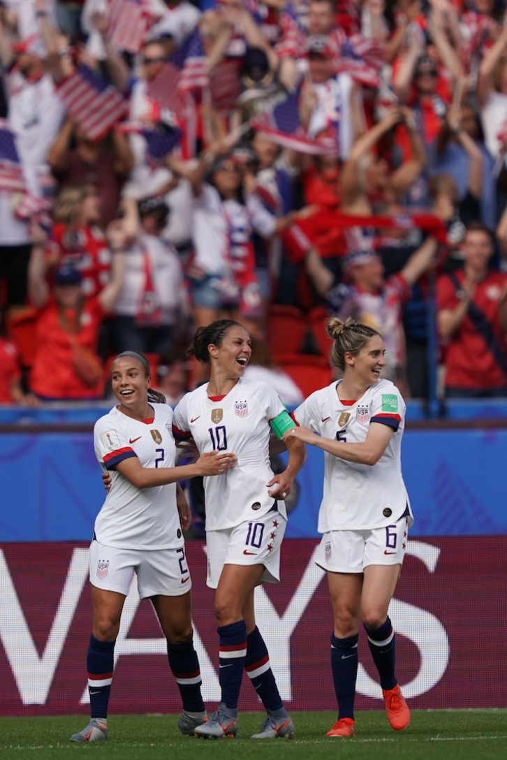 Lloyd, que ha fallado un penalti pero ha marcado dos goles, es felicitada por Pugh y Brian. Lionel BONAVENTURE/AFP PHOTO
