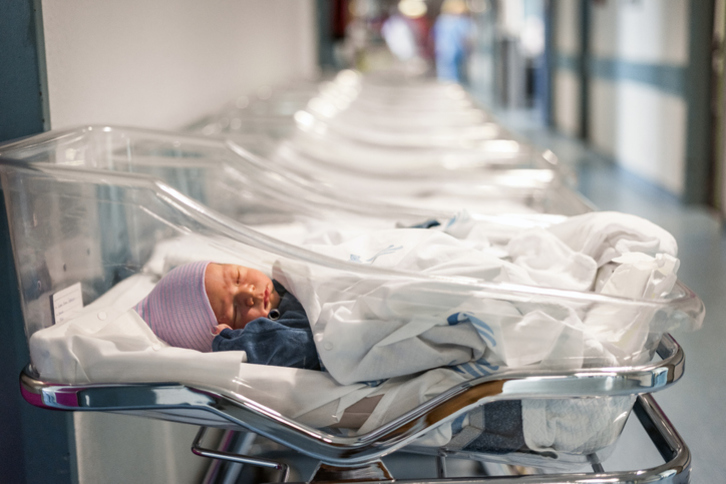 Bebés en un hospital, el 88% de los vascos nace en los públicos. (GETTY IMAGES)