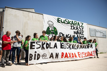 Etxepare lizeoan banderola erraldoia zintzilikatu dute baxoa euskaraz aldarrikatzeko. (Guillaume  FAUVEAU)