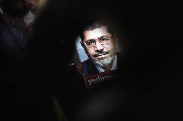 Fotografía de Morsi en una manifestación de apoyo en Estambul (Ozan KOSE/AFP)