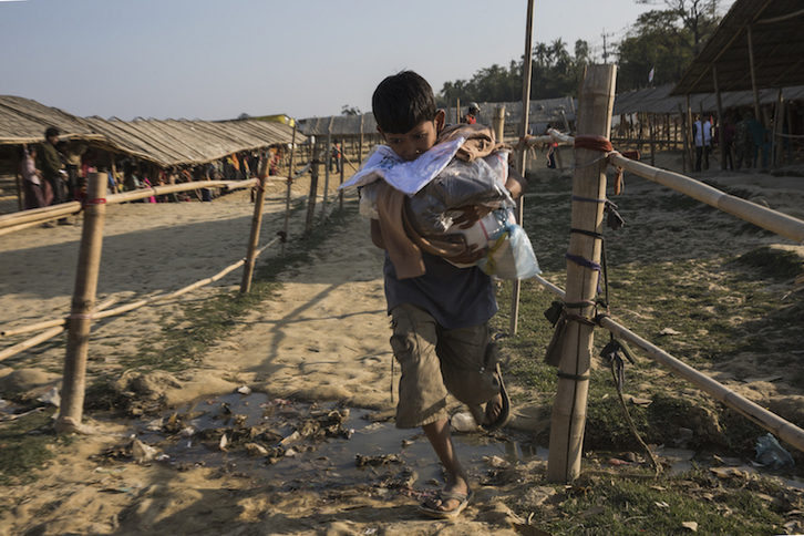 Un niño rohingya en uno de los campamentos de refugiados instalados en Bangladesh. (Anna SURINYACH)