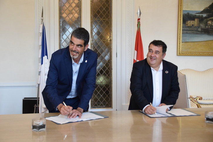 El alcalde, Eneko Goia, y el edil del PSE Ernesto Gasco han firmado el acuerdo en Donostia. (Ayuntamiento de Donostia)