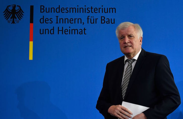 Rueda de prensa del ministro alemán de Interior, Horst Seehofer, sobre la muerte del político conservador y defensor de la acogida de migrantes Walter Lübcke. (John MACDOUGALL/AFP)