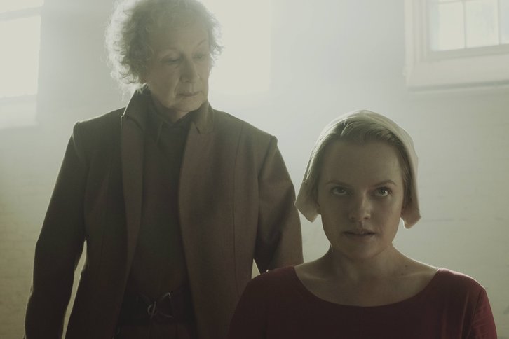 Margaret Atwood junto a Elisabeth Moss, protagonista de 'El cuento de la criada'. (HBO)