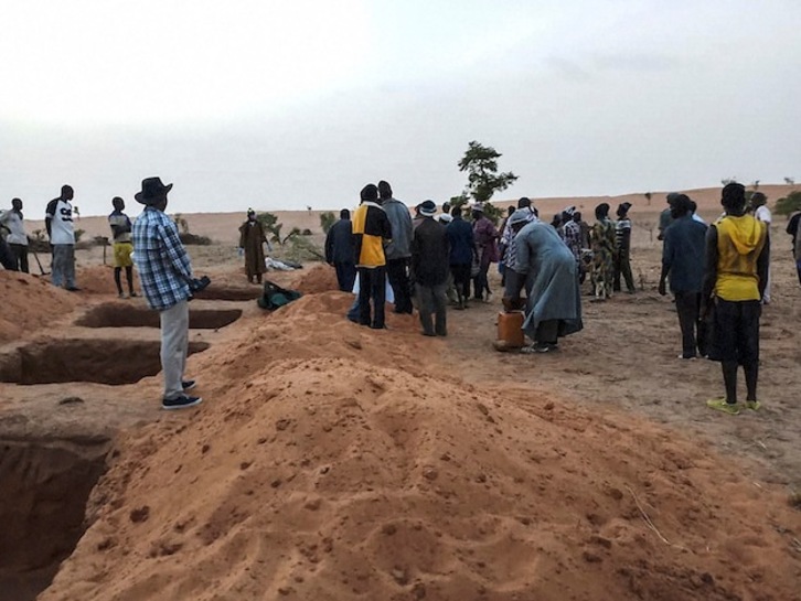 Autoridades y residentes participan en el entierro de parte de las víctimas de la matanza en la aldea dogón de Sobane-Kou. (AFP)