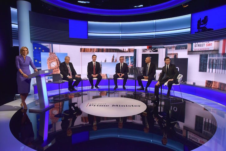 Los cinco aspirantes conservadores que quedan, en un debate en la BBC. (Jeff OVERS/AFP)