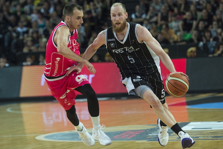 Schreiner en el play off de ascenso en Miribilla. (Monika DEL VALLE / FOKU)